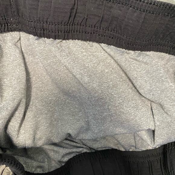 Vuori Men's Shorts Kore Lined Green Stripe Workout Gym Stretch - Picture 2 of 7